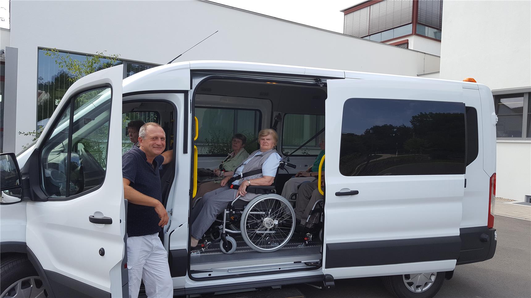 Menschen in Behindertenfahrzeug