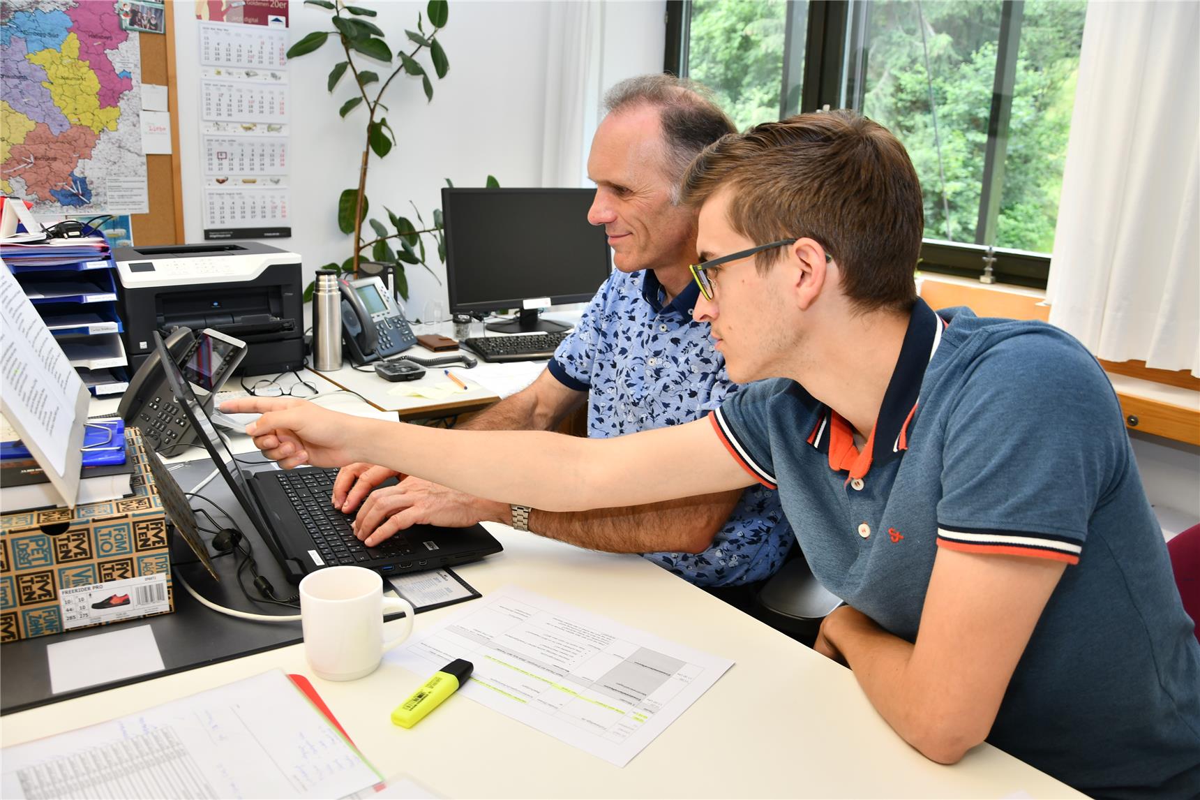 Zwei Männer am Computer