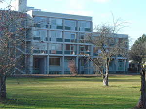 Außenansicht eines sanierten Altenheimbaus