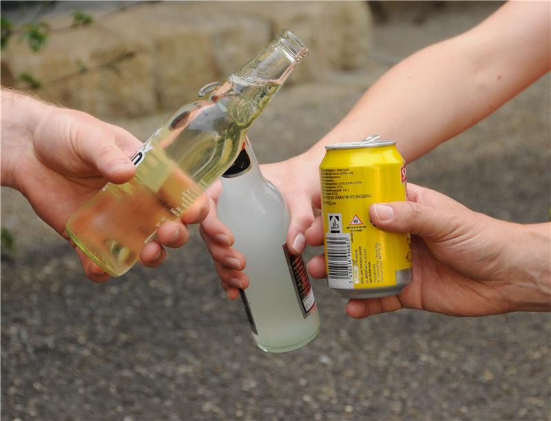 Zwei Getränkeflaschen und eine Dose in Händen