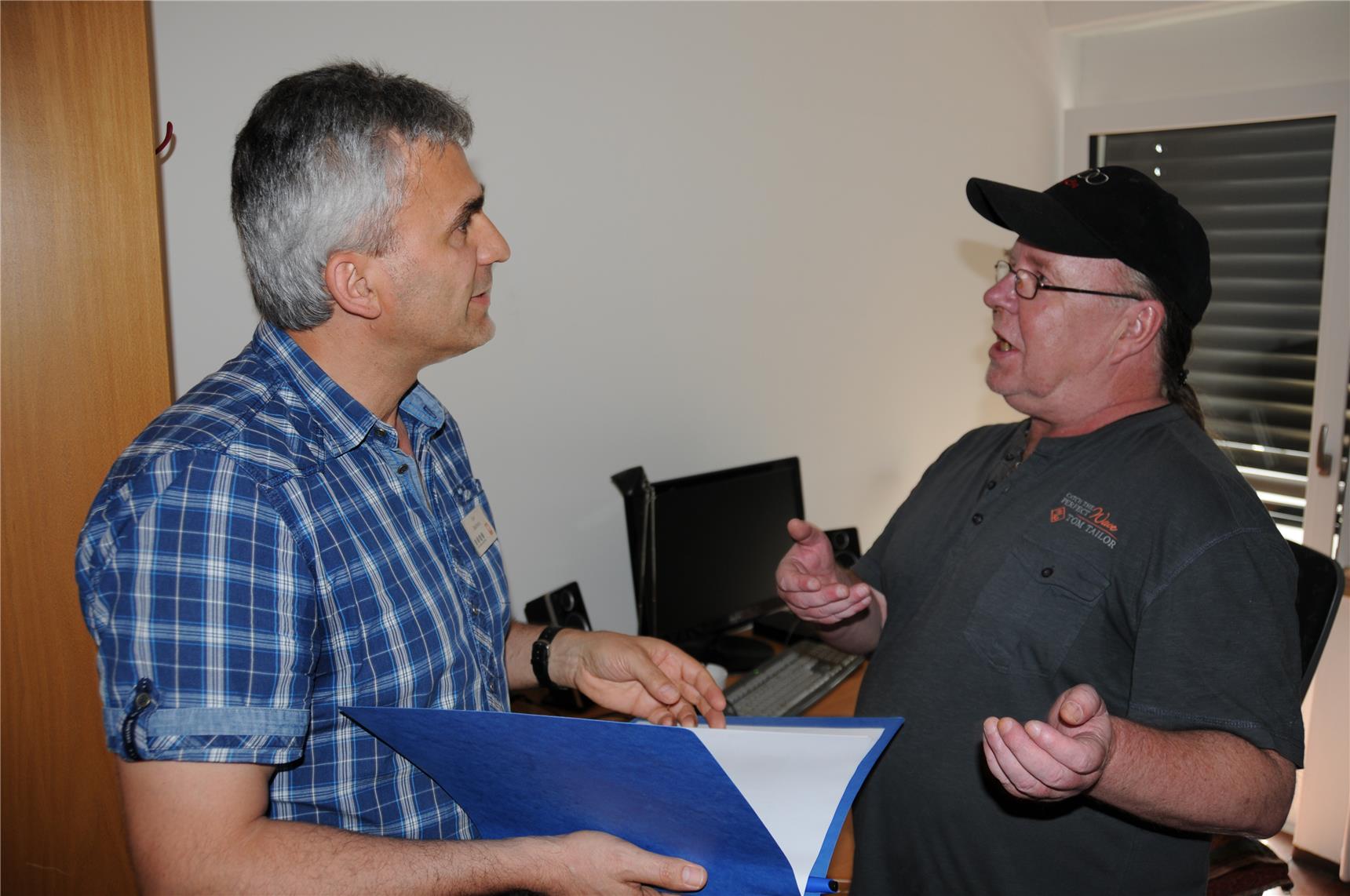 Zwei Männer im Gespräch