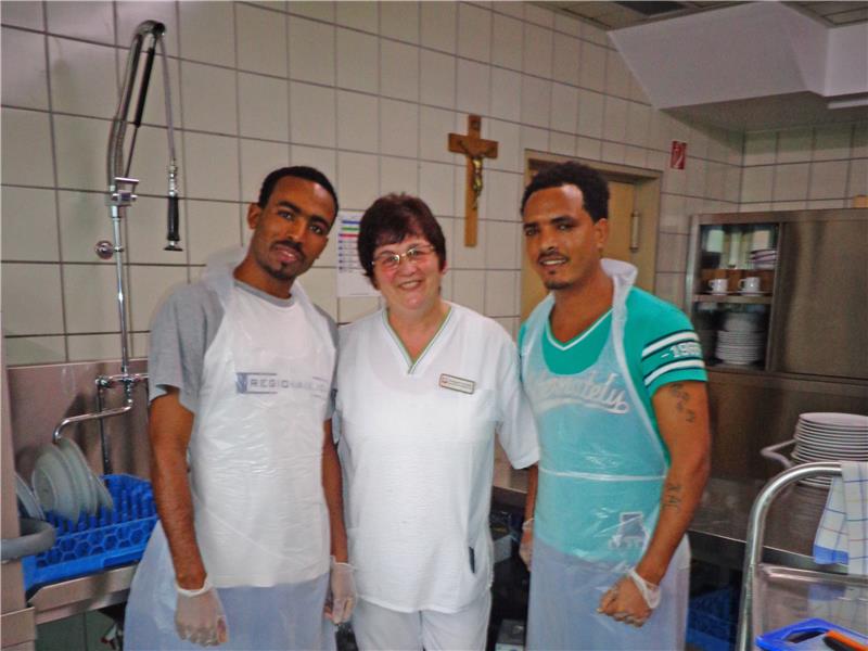 Zwei Männer und Küchenleiterin