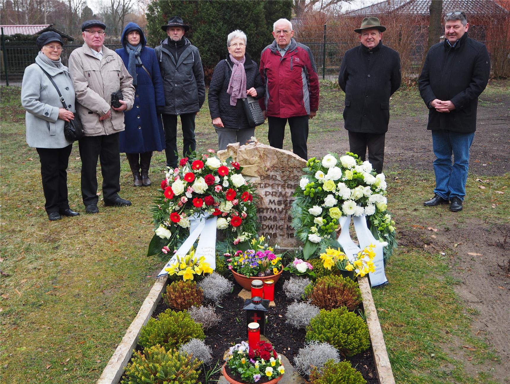 Kranzniederlegung am Grab von Pfarrer Kania