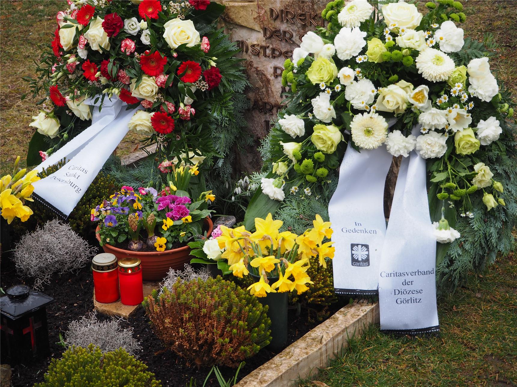 Kränze auf dem Grab von Kania