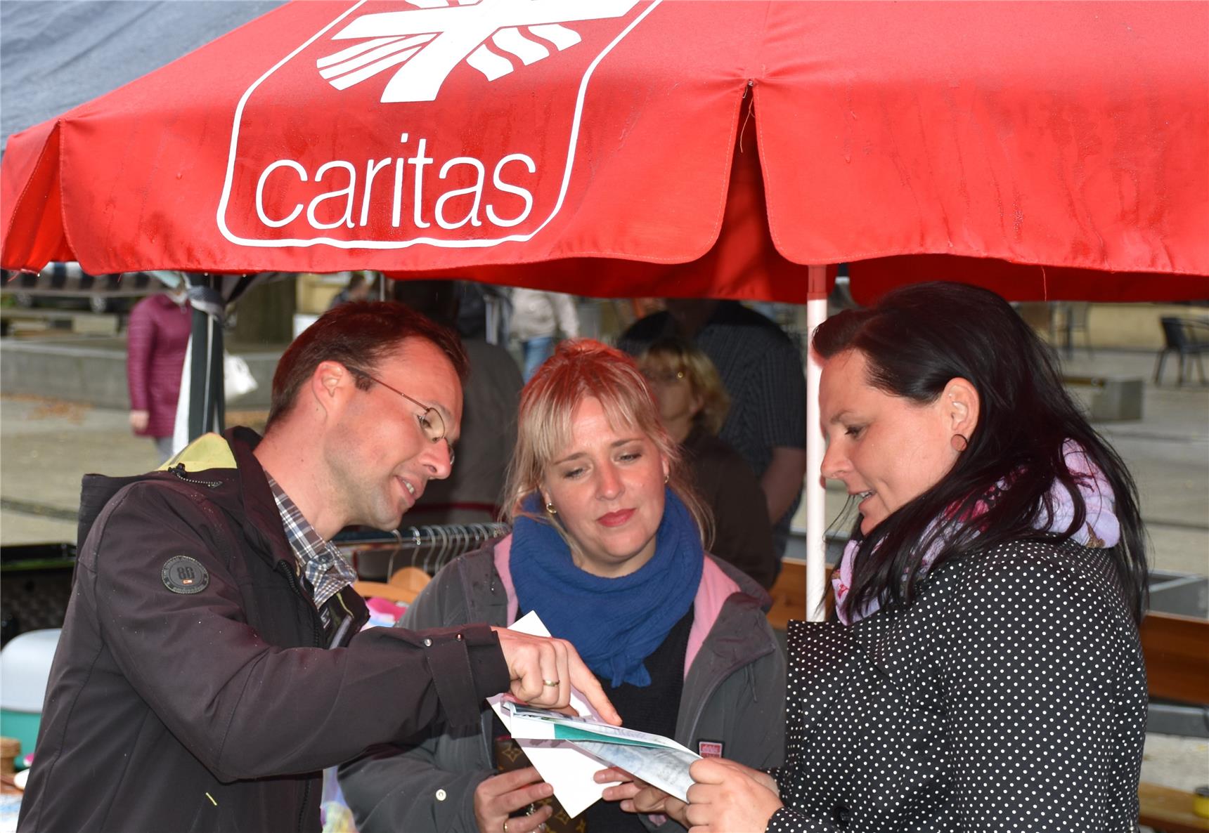 Suchtberater Alexander Lattig mit Besuchern am Stand