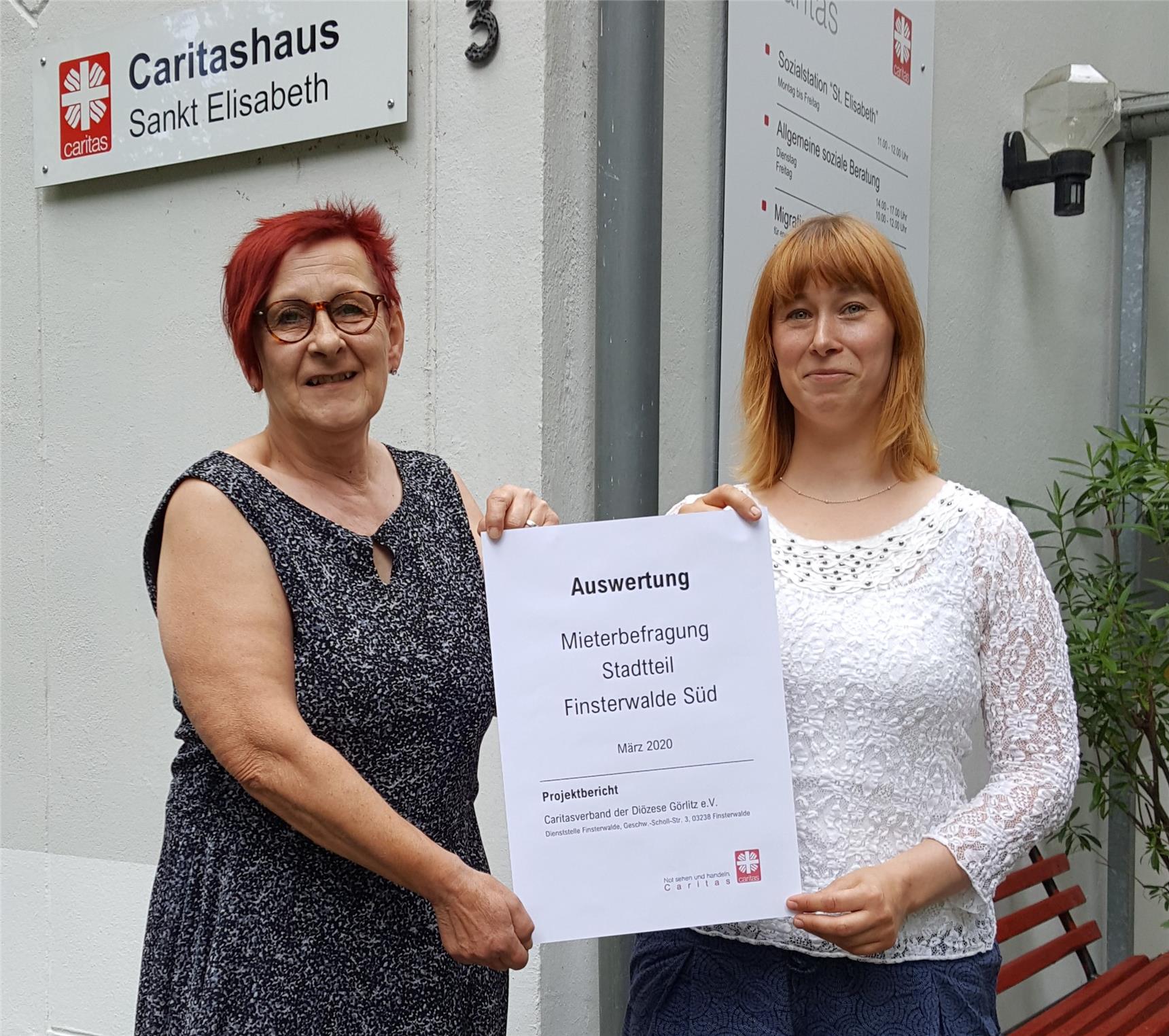 Beate Leis, Sozialarbeiterin, und Annegret Martin, Praktikantin