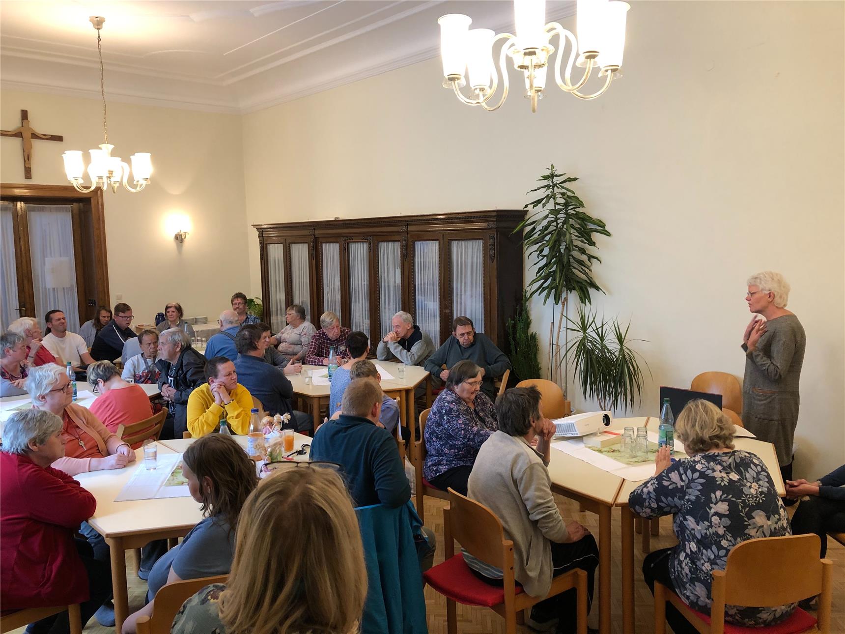 Bewohner und Referentin