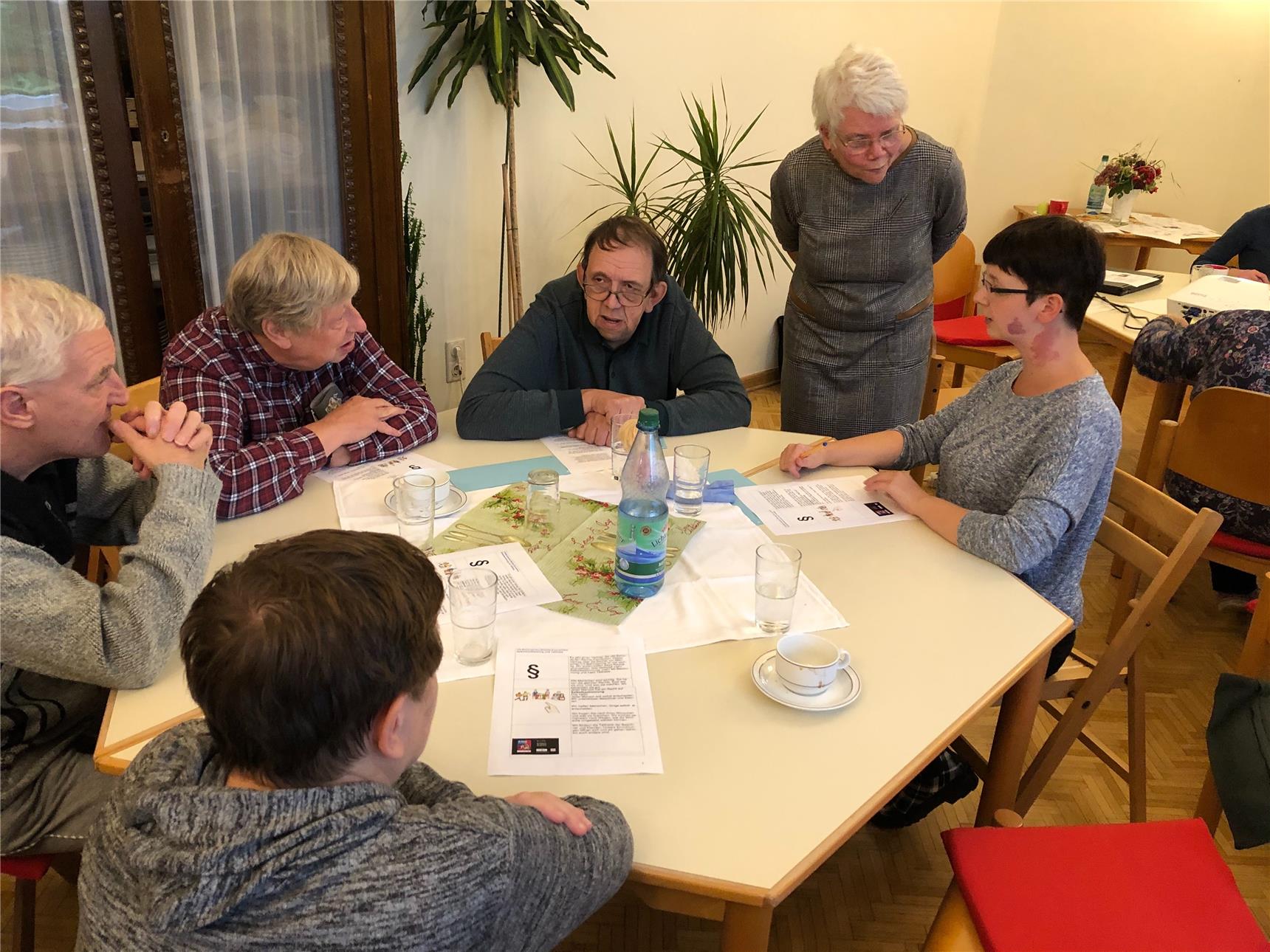 Bewohner und Referentin in kleiner Gruppe