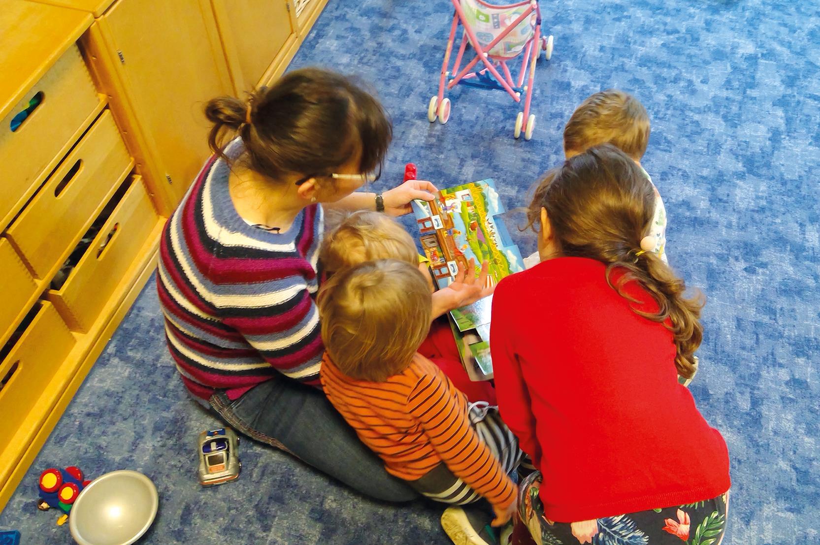 Buchstunde im Cottbuser Caritas-Kindergarten St. Elisabeth