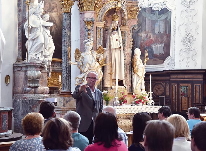 Matthias Frahnow dirigiert während des Festgottesdienstes.