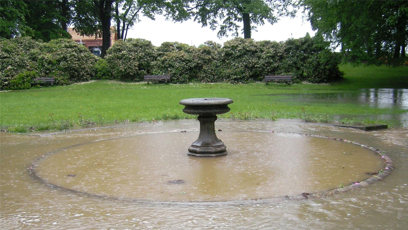 Der Brunnen im Schlosspark während des Hochwassers.