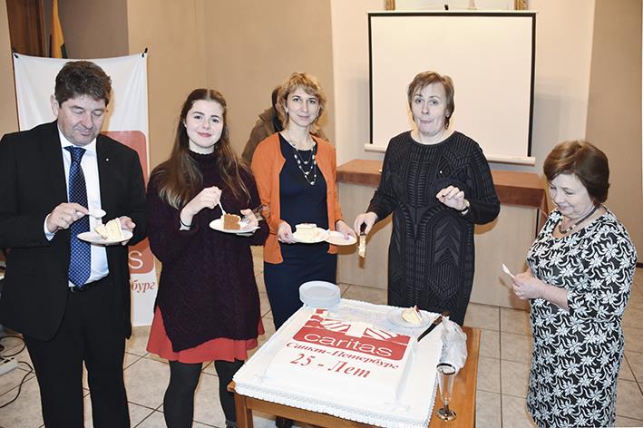 Die Jubiläumstorte wird angeschnitten