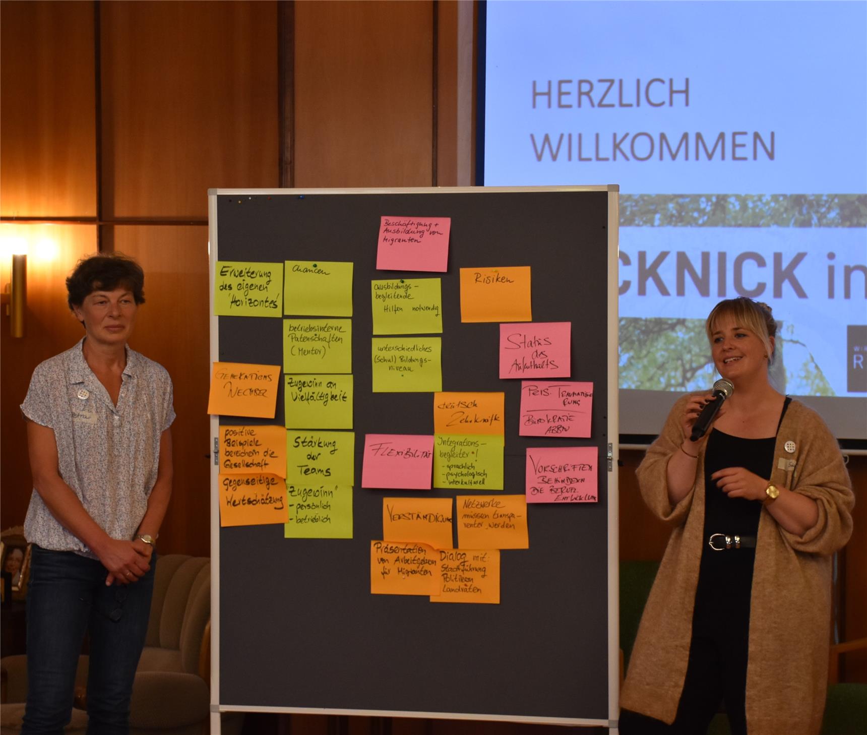 Petra Brenner (links) von der LEAG und Susanne Riepe von der Caritas beim Workshop im WirtschaftsRaum Cottbus.