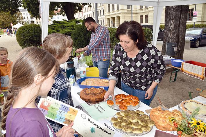 Syrer am Stand der Katholischen Pfarrgemeinde