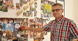 Gabriel Krause vor der Bilderwand im Aufenthaltsraum der Caritas-Sozialstation