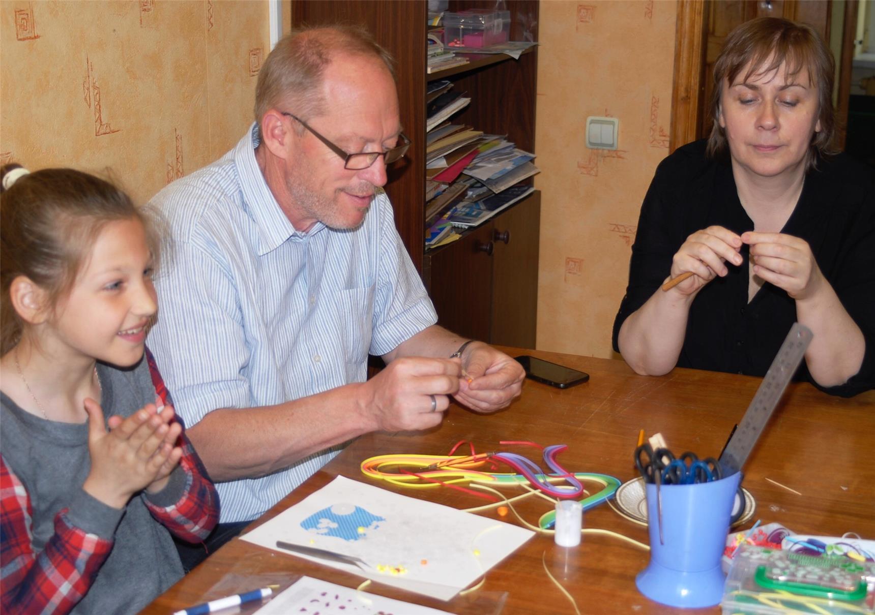 Basteln im Straßenkinderprojekt in Luga