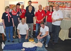 Gruppenfoto der Malteser- und Caritasmitarbeiter bei der Ausbildungsmesse in Löbau