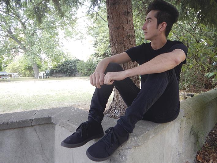 Mohammad Reza Ahmadi sitzend auf einer Mauer