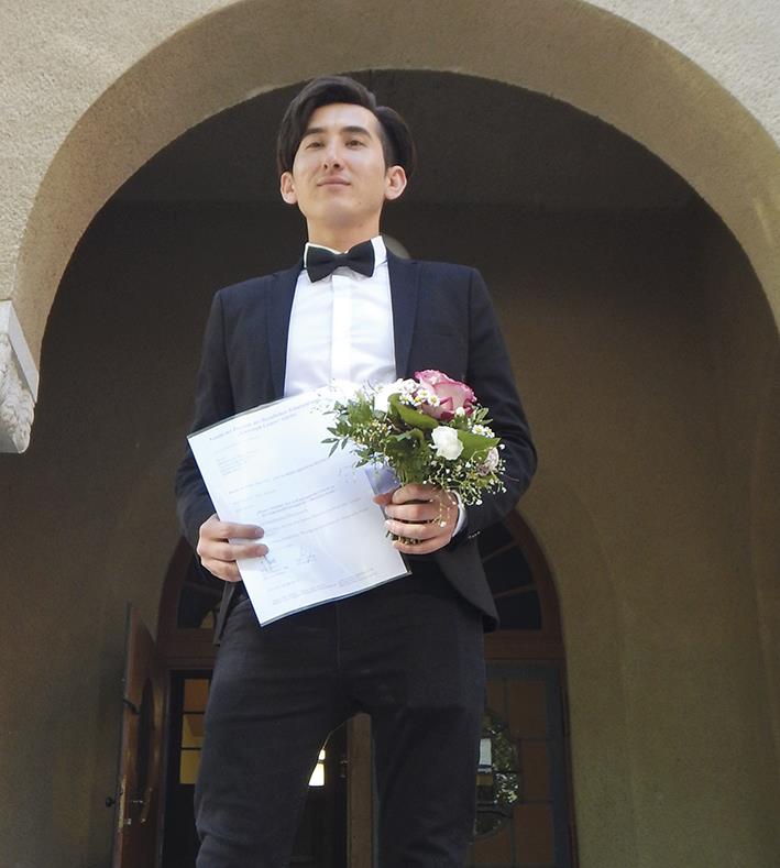 Mohammad Reza Ahmadi mit Abschlusszeugnis