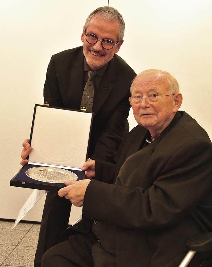 Präsident Neher überreicht den Brotteller an Prälat Zomack