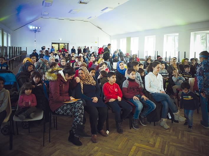 Das Publikum warten gespannt auf die Darbietung der Band.