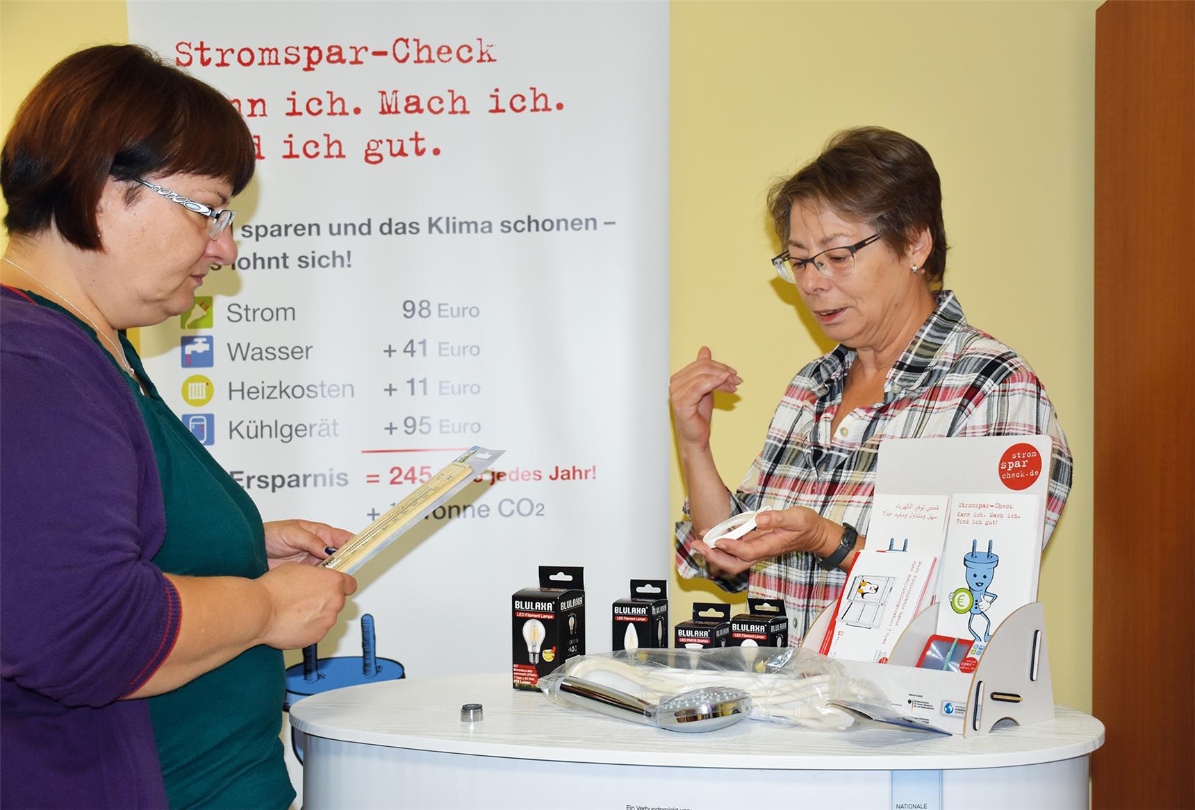 Stromspar-Check - Beraterin Anke Hagemann und Stromsparhelferin Angela Harenz