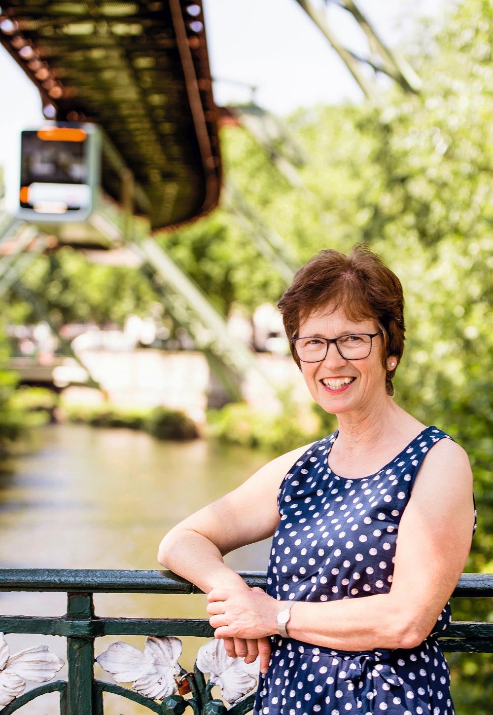 Susanne Bossy, Vorsitzende des Vereins Kindertal, unter der Wuppertaler Schwebebahn.