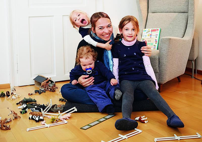 Mutter mit drei kleinen Kindern