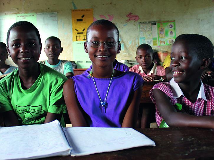 Schülerin mit Brille in einem Klassenzimmer