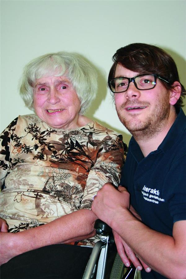 Jüngerer Mann mit älterer Frau