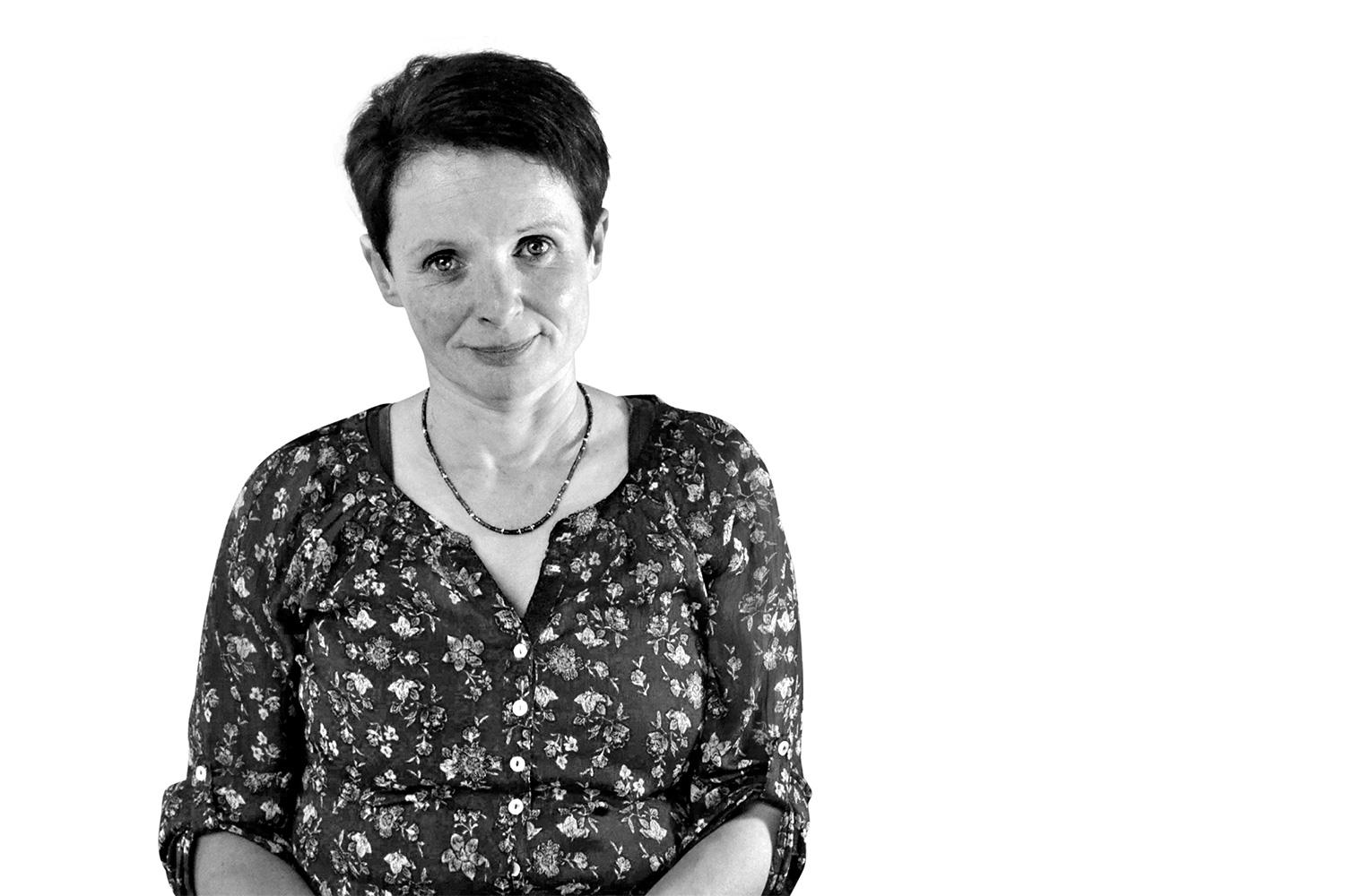 Porträt einer Frau mit kurzen Haaren