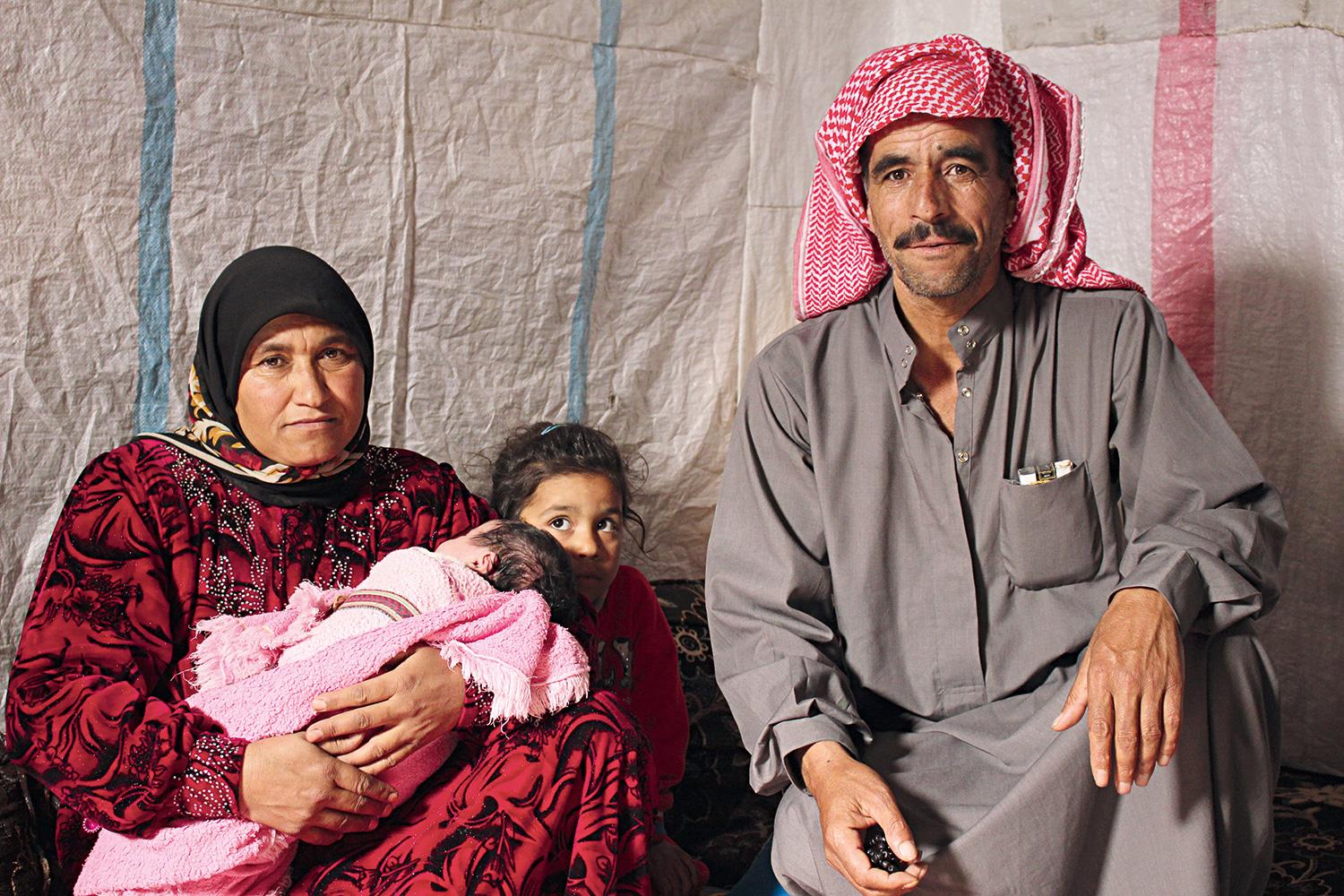 Eine Familie mit zwei kleinen Kindern im Porträt.