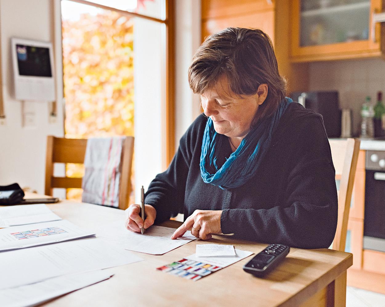 Eine Frau arbeitet am Schreibtisch