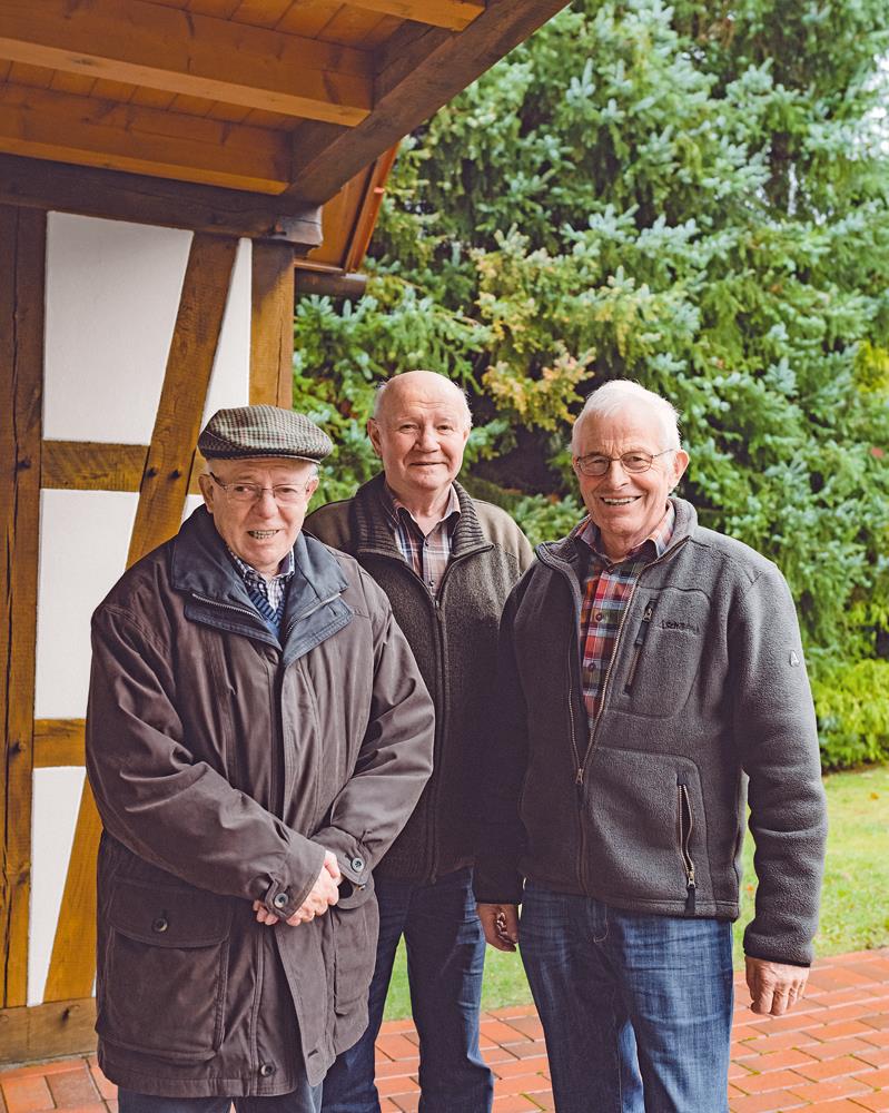 Drei lachende Senioren