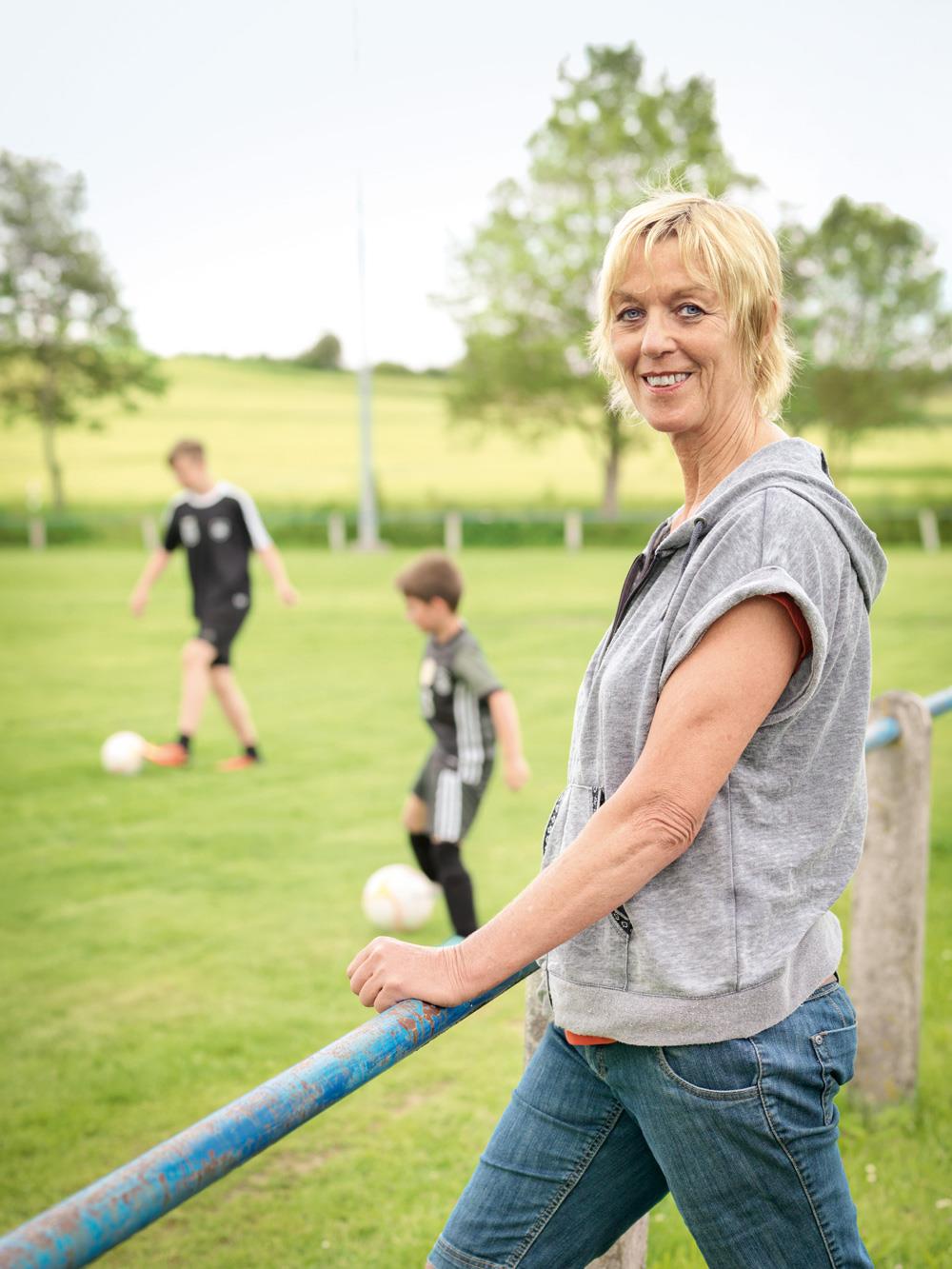 Portät Frau auf Fußballplatz