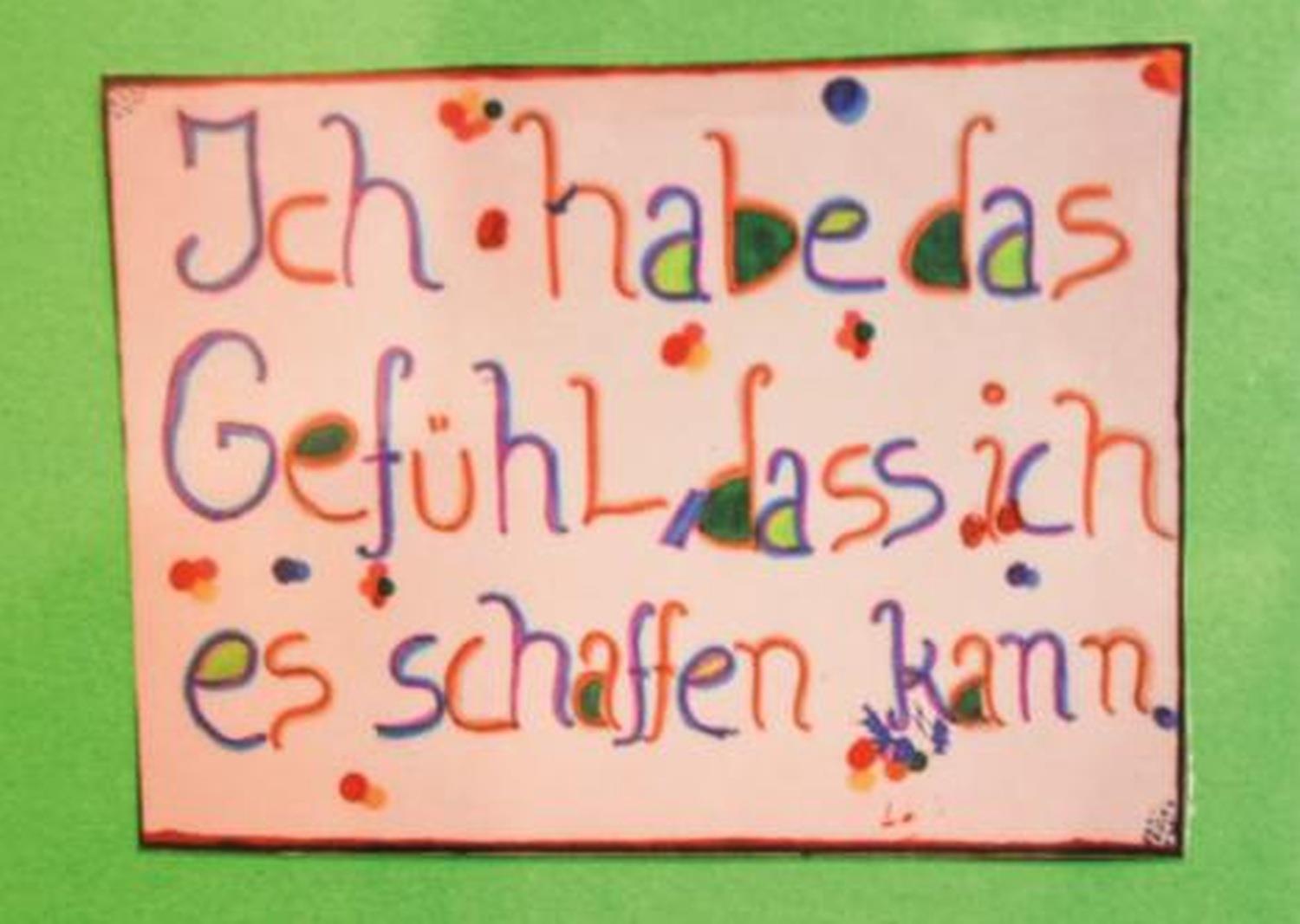 Ein in der Knast-Zelle gemaltes Plakat zeigt in Schönschrift die Worte 