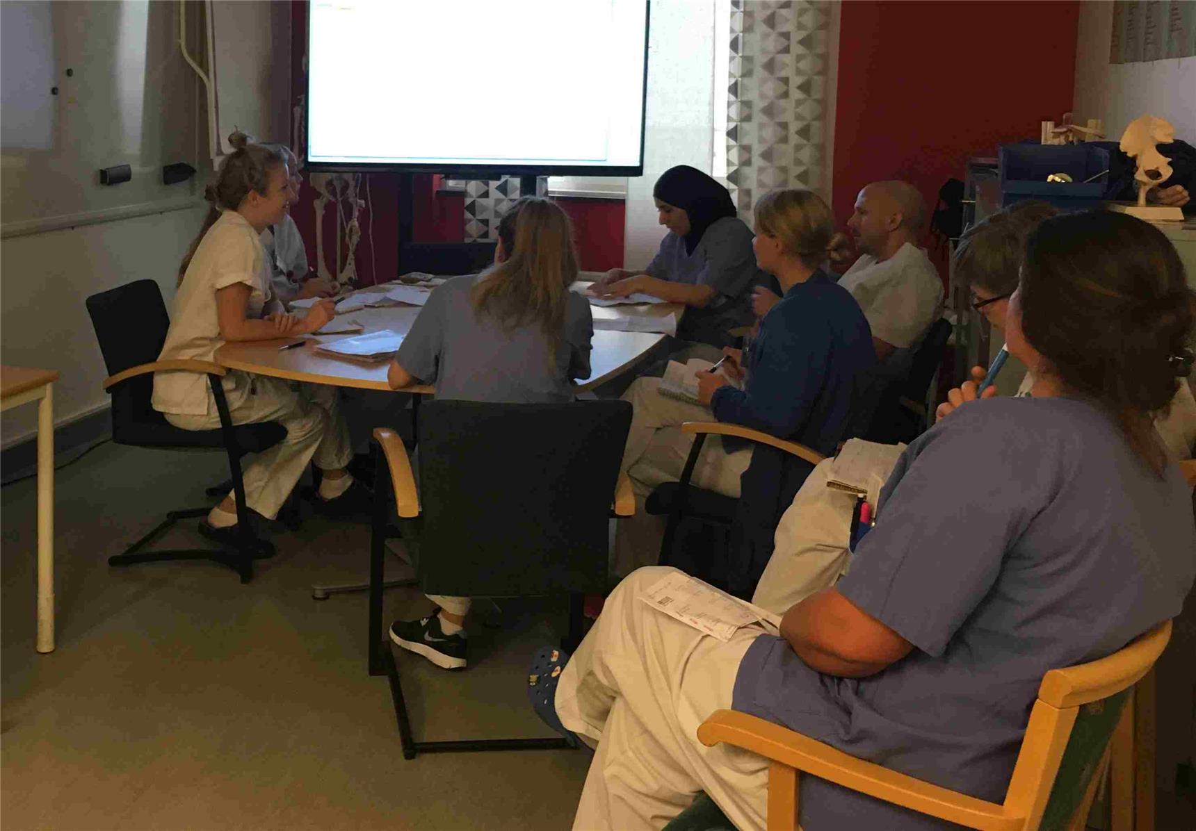 Pflege-Studierende bei einer Team-Besprechung