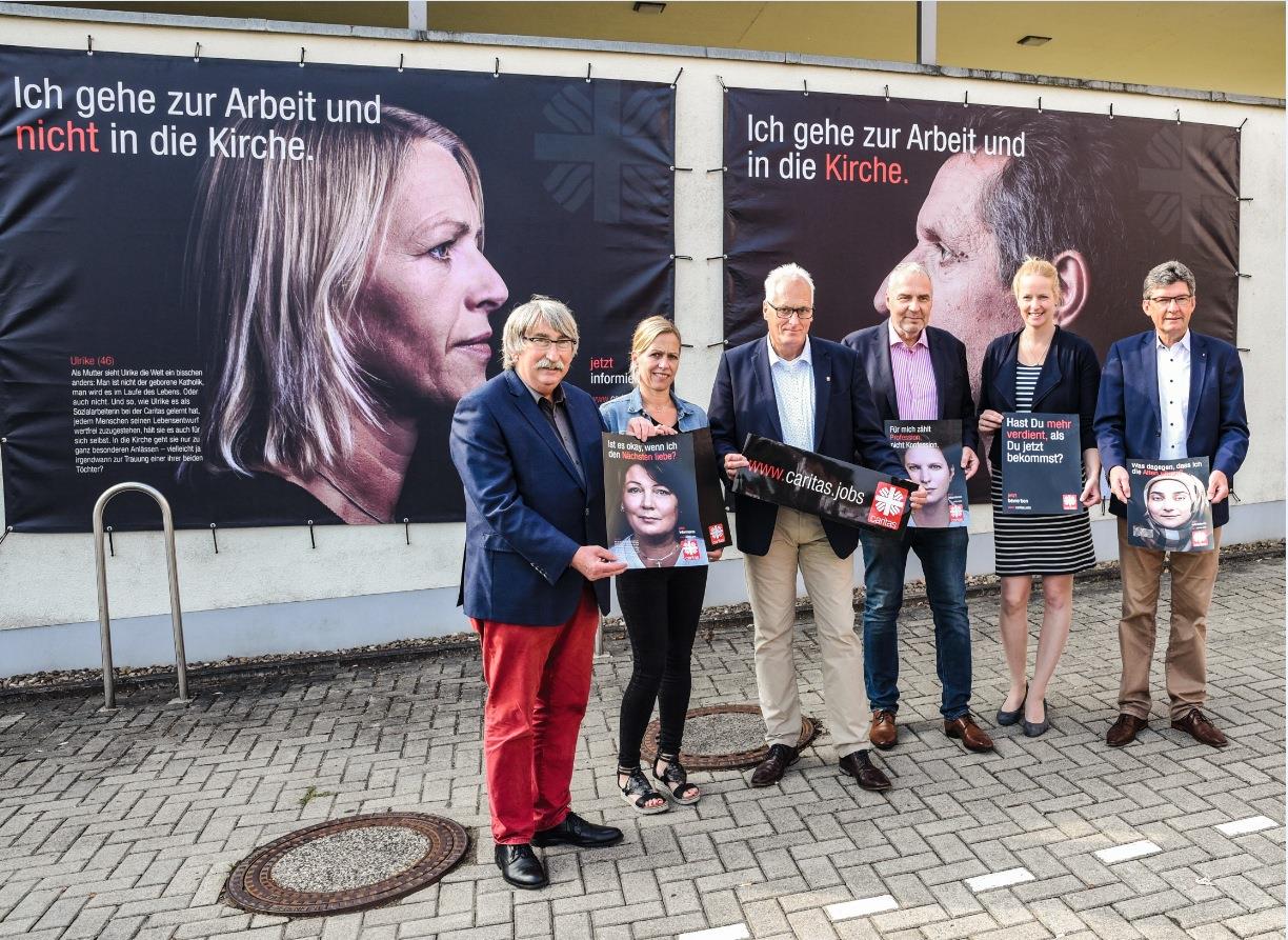CaritasvertreterInnen präsentieren 2018 in Osnabrück Plakate zur Kampagne 
