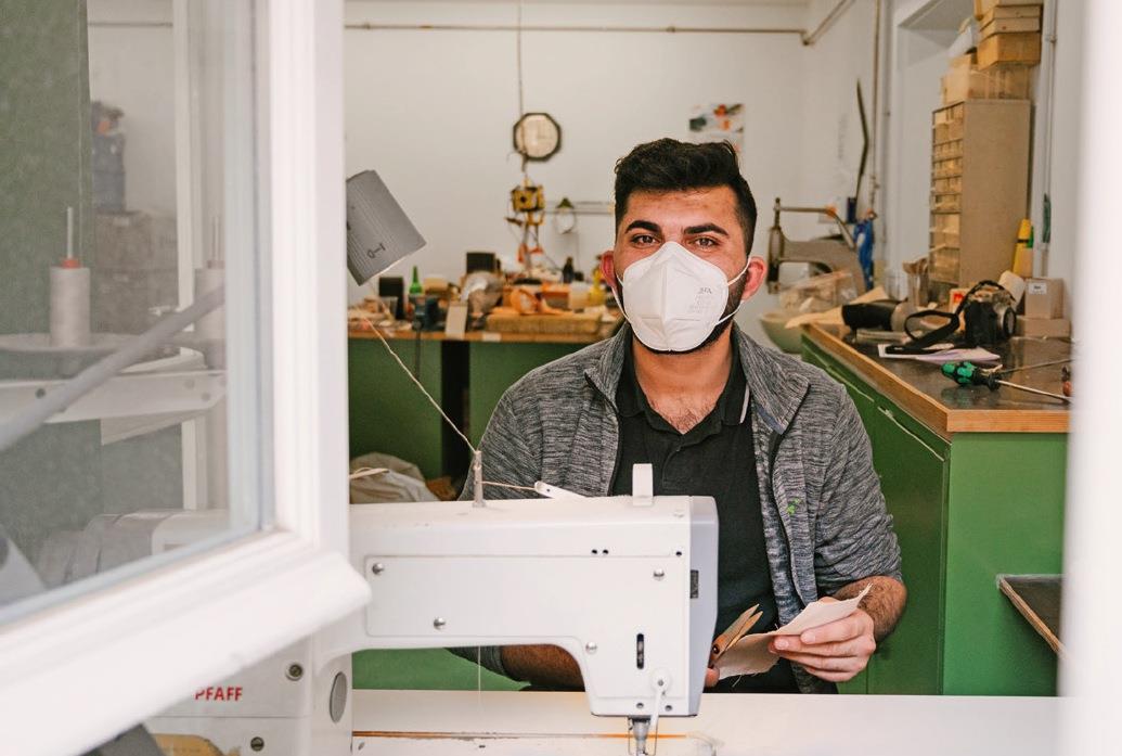 Der Auszubildende Farhan bei der Arbeit im Orthopädie-Fachbetrieb.