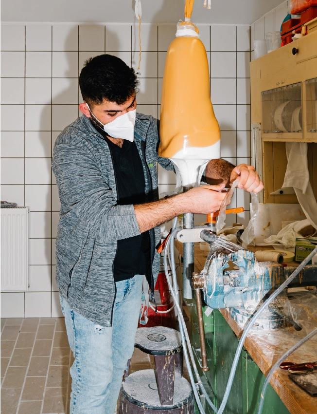 der geflüchtete Farhan bei der Arbeit in der Orthopädie-Firma.