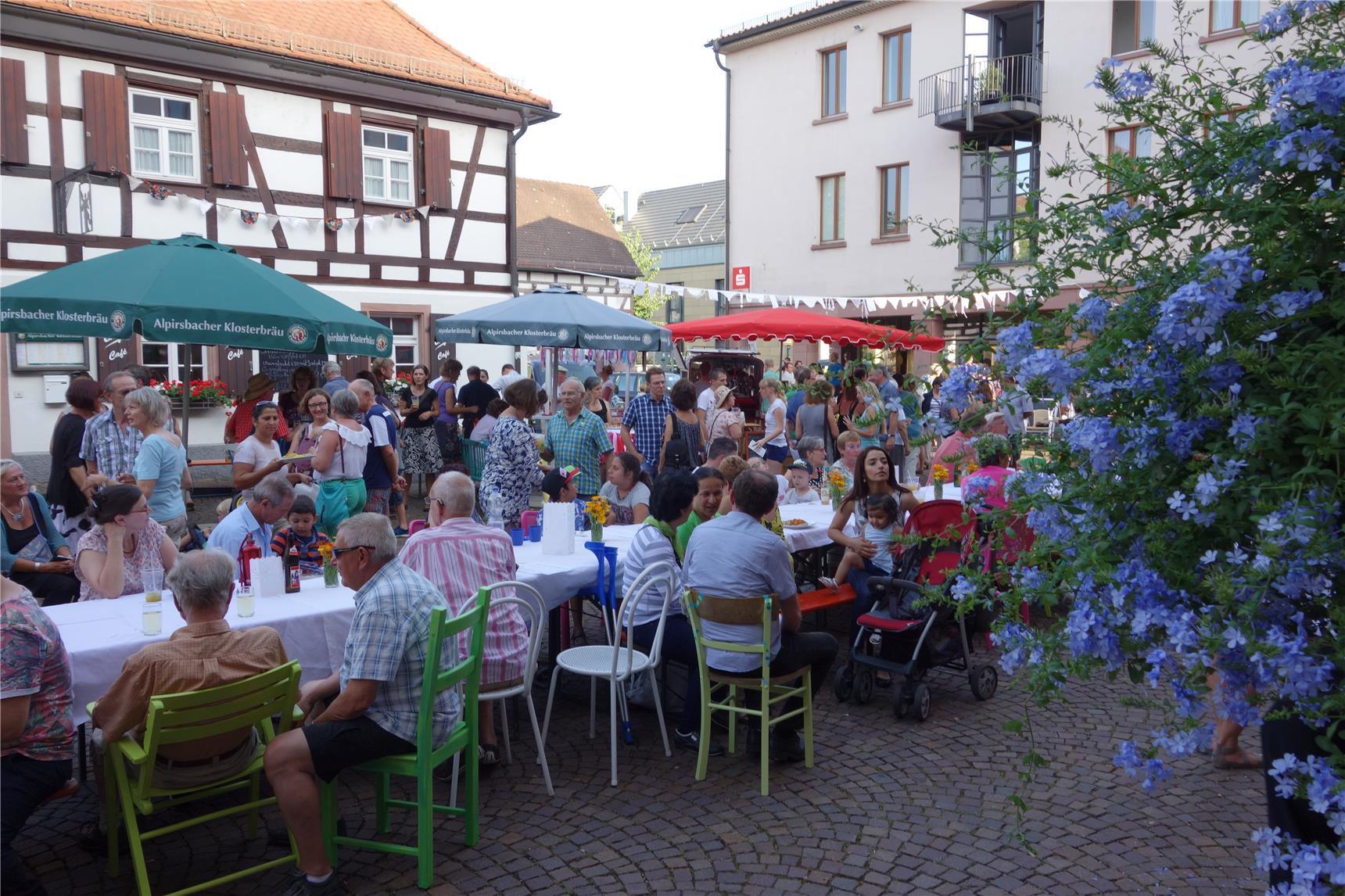 Lange Tafel auf einem Marktplatz