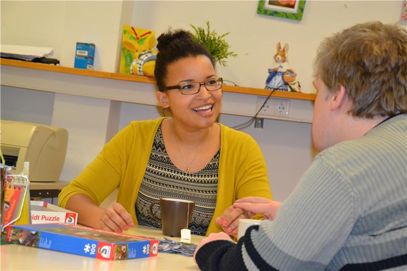 Auf dem Bild sind die Freiwillige Fabia Alm und ein Beschäftigter der Caritaswerkstätte Clara-Fey-Haus in Köln zu sehen
