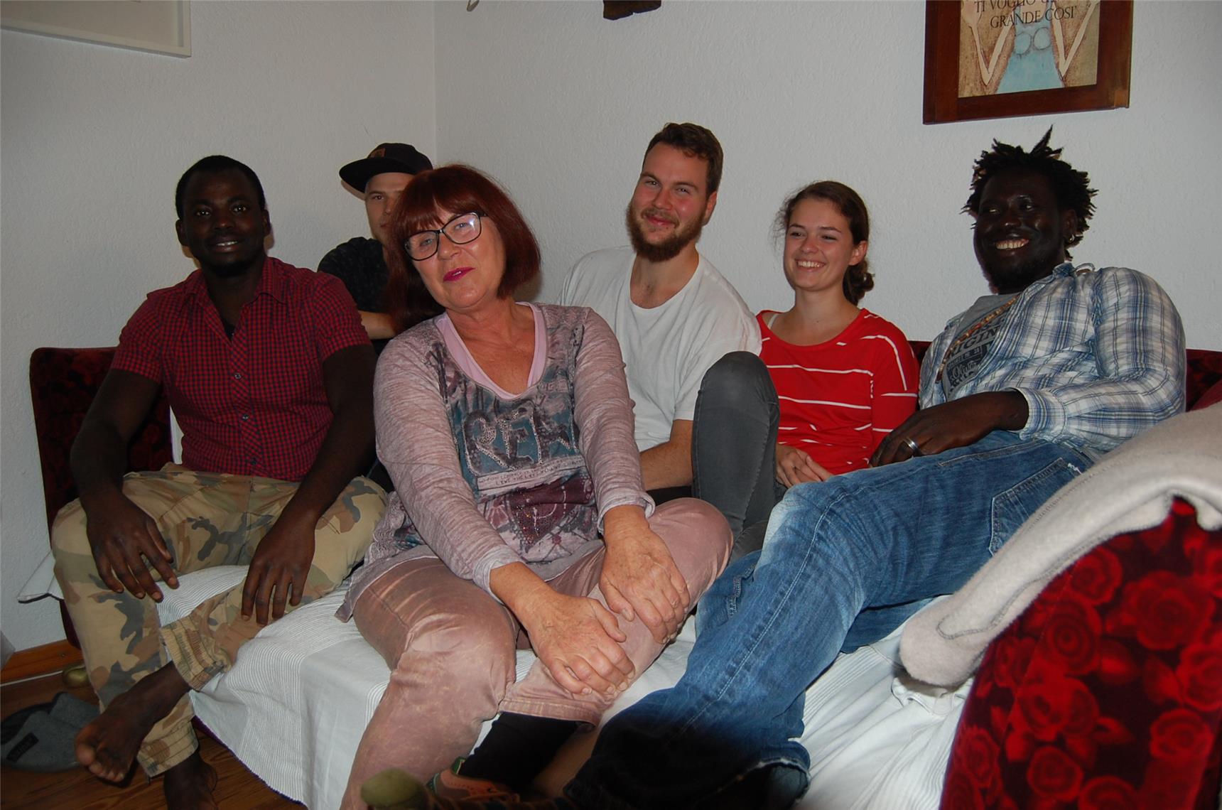 8 Menschen auf dem Sofa