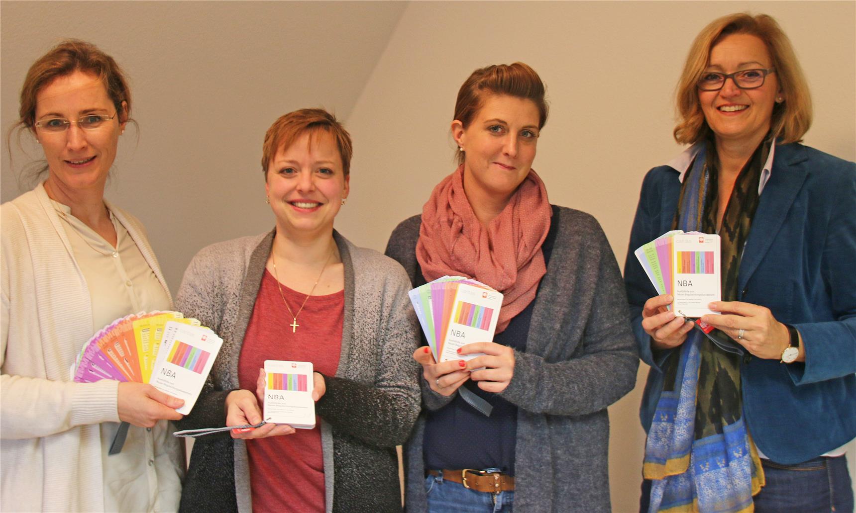 Auf dem Bild stehen mehrere Frauen und halten Fächer in der Hand