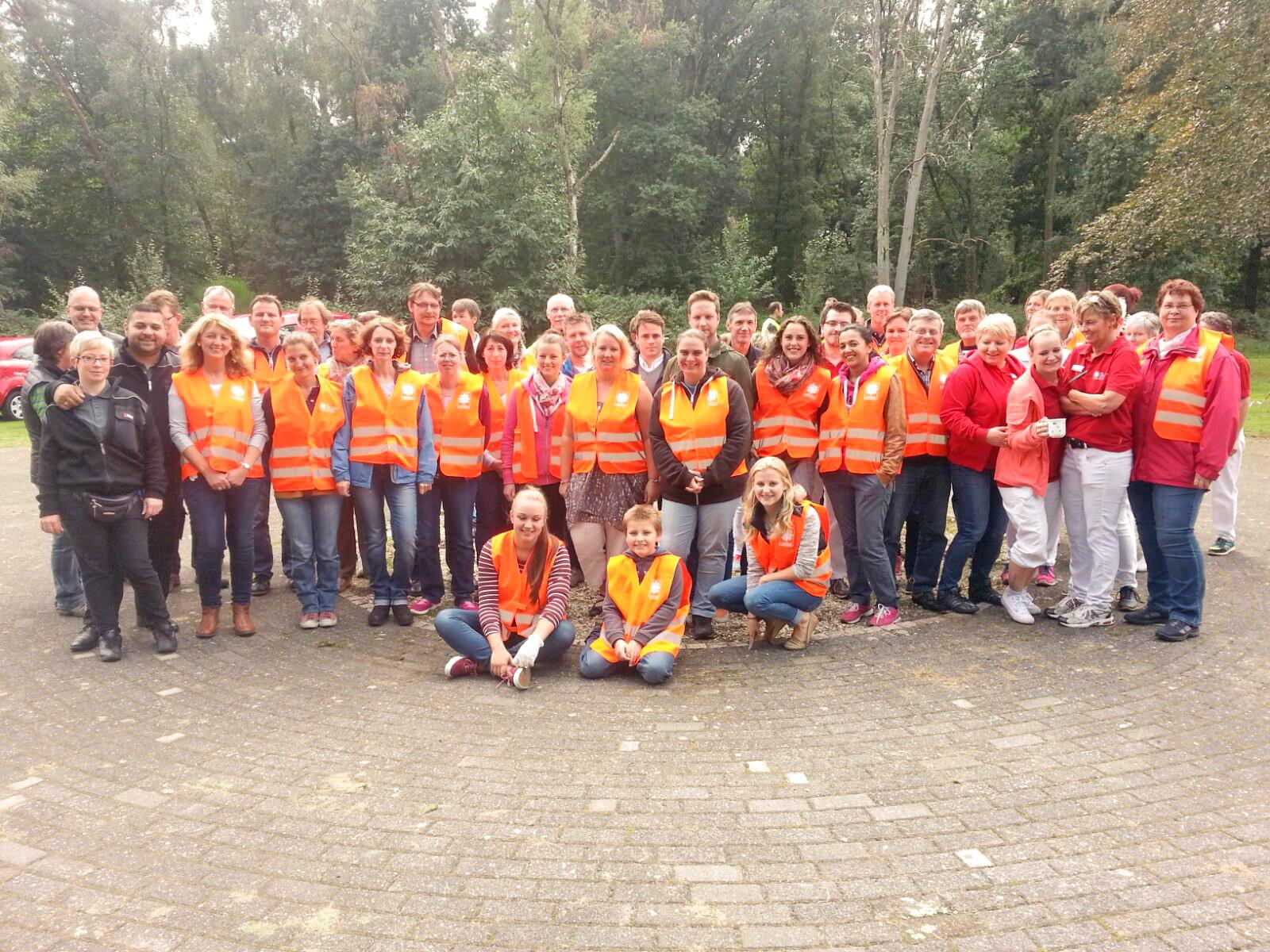 Auf dem Foto steht eine Gruppe von Menschen