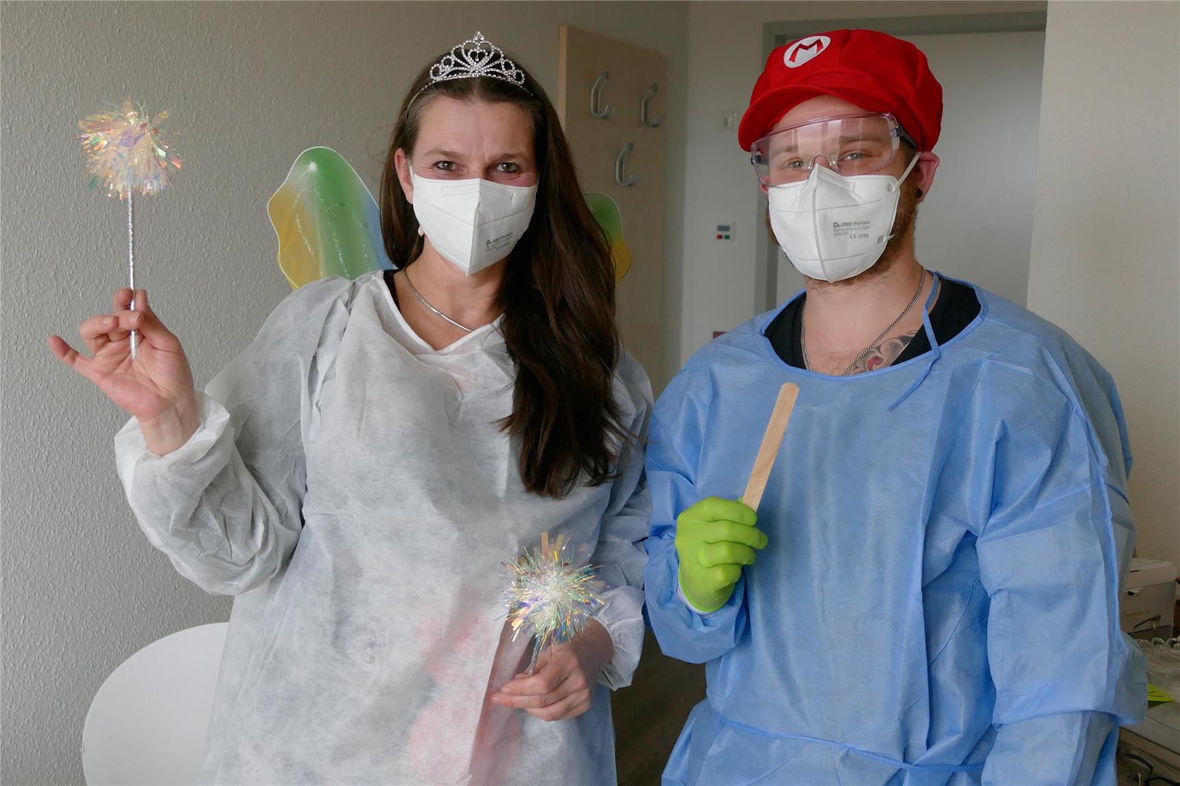 Das Bild zeigt zwei als Elfen verkleidete Mitarbeiterinnen in der Einrichtung der Behindertenhilfe.