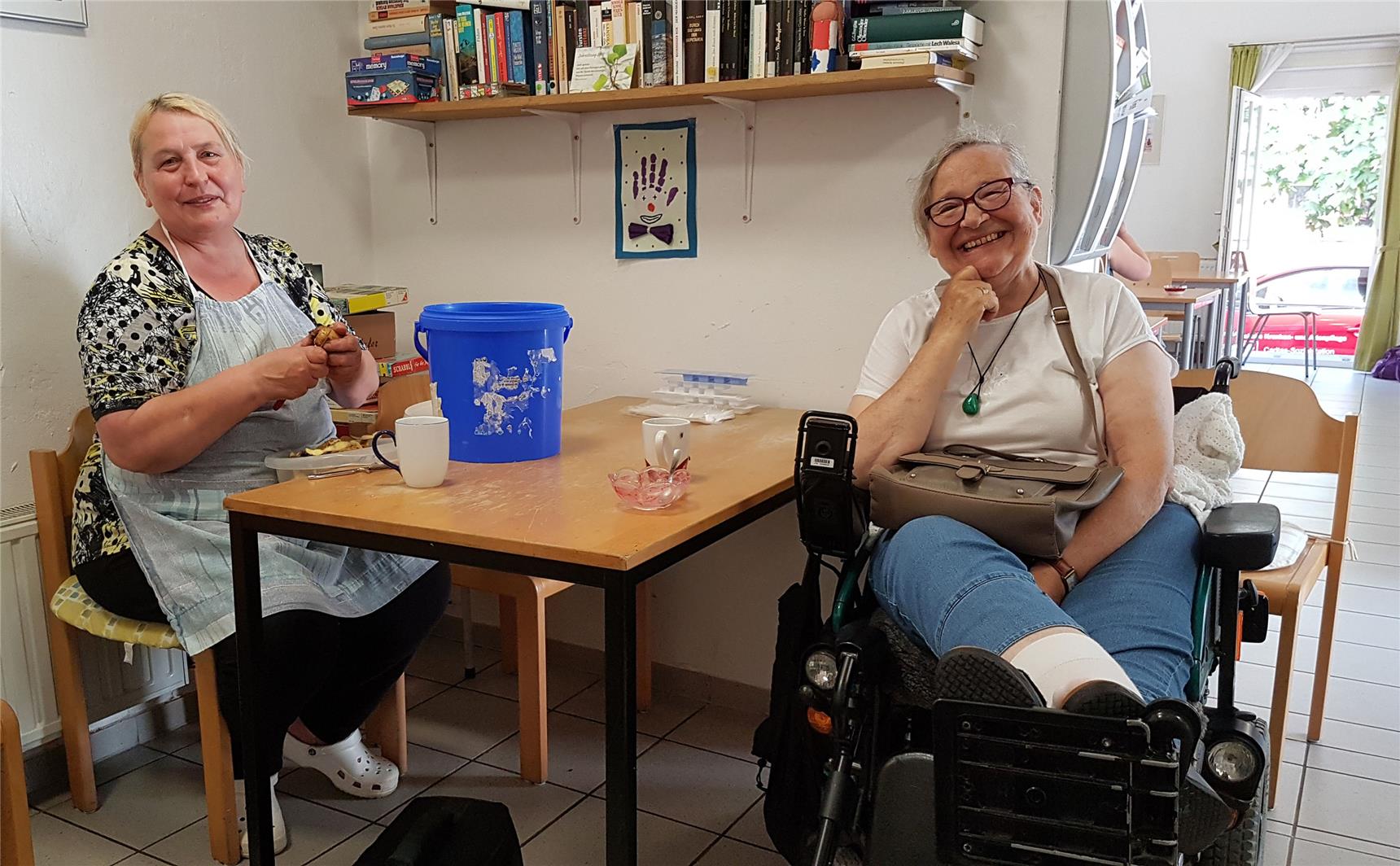 Renate Kosmehl (rechts) ist regelmäßiger Gast, Czeslawa Krzak (links) hilft in der Wärmestube nicht nur beim Kartoffelnschälen.