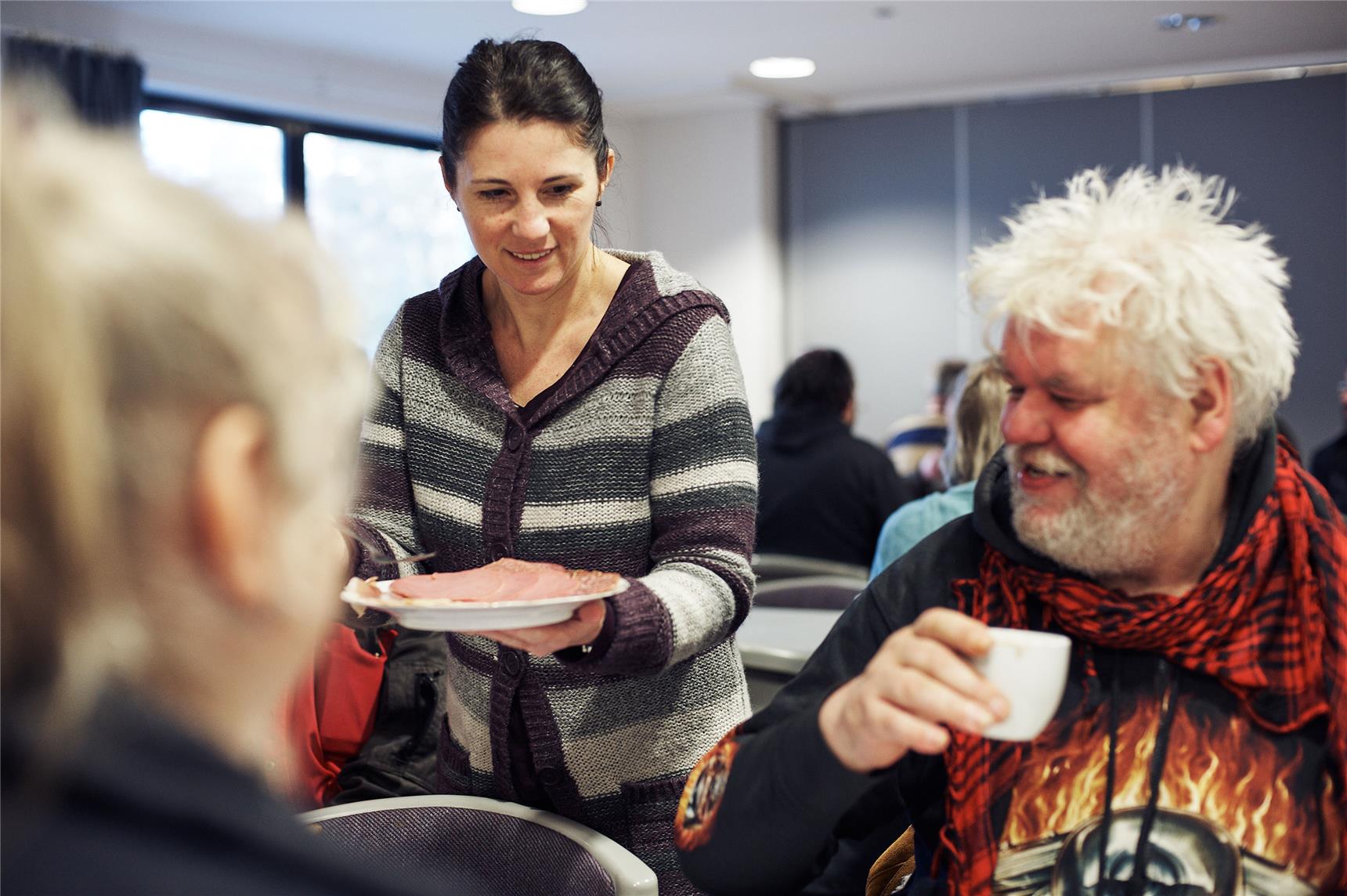 Jeden Sonntag bieten die Dortmunder Innenstadt-Gemeinden ein Frühstück für Menschen am Rande. Ein bewährte ökumenische Aktion, in der sich Dutzende von Ehrenamtlichen engagieren. 