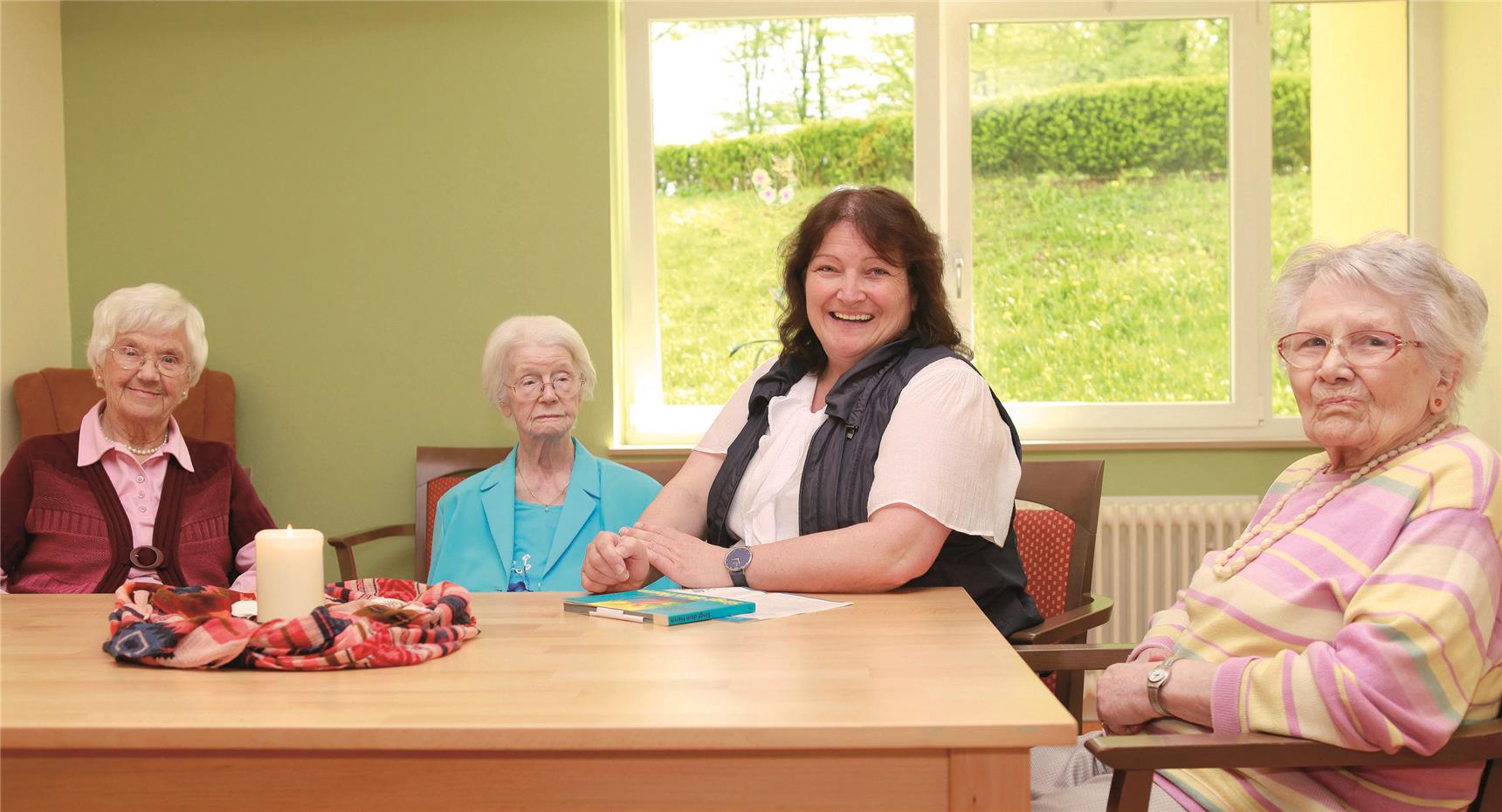 Adelheid Kraus (Zweite von rechts) mit Bewohnern in Haus Bettina, einem Seniorenheim des Caritasverbandes Hagen. 