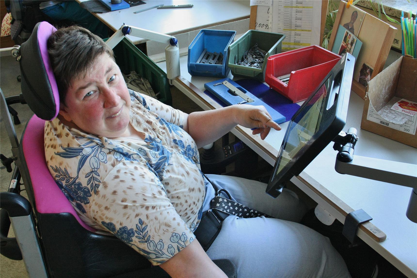 Am Arbeitsplatz in ihrer Werkstatt hat Silvia Gau eine spezielle Halterung für den Talker.